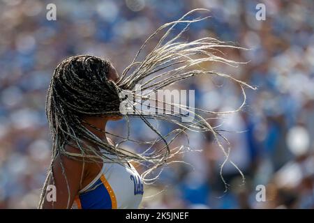 Pasadena, États-Unis. 8th octobre 2022. Un cheerleader UCLA se produit dans un délai d'attente lors d'un match de football universitaire NCAA contre l'Utah samedi 8 octobre 2022, à Pasadena, en Californie (Credit image: © Ringo Chiu/ZUMA Press Wire) Banque D'Images