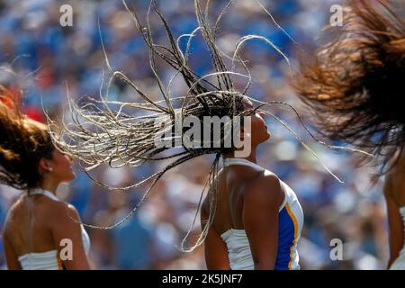 Pasadena, États-Unis. 8th octobre 2022. Les cheerleaders de l'UCLA se disputant un match de football universitaire de la NCAA contre l'Utah samedi 8 octobre 2022 à Pasadena, Californie (Credit image: © Ringo Chiu/ZUMA Press Wire) Banque D'Images