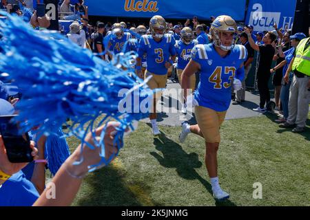 Pasadena, États-Unis. 8th octobre 2022. Les joueurs UCLA courent sur le terrain avant un match de football universitaire NCAA contre l'Utah samedi 8 octobre 2022, à Pasadena, en Californie (Credit image: © Ringo Chiu/ZUMA Press Wire) Banque D'Images