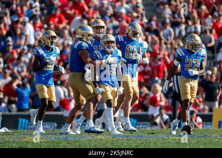 Pasadena, États-Unis. 8th octobre 2022. Les joueurs de l'UCLA réagissent après une interception contre l'Utah lors d'un match de football universitaire de la NCAA le samedi 8 octobre 2022, à Pasadena, en Californie (Credit image: © Ringo Chiu/ZUMA Press Wire) Banque D'Images