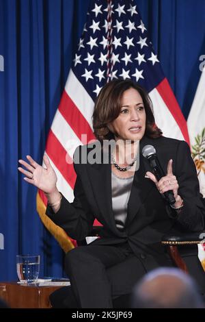 Austin, États-Unis. 08th octobre 2022. Le vice-président américain Kamala Harris dirige une table ronde sur les droits en matière de reproduction avec Mini Timmaraju de NARAL et Julieta Garibay du Fonds Groundswell à la bibliothèque LBJ de l'Université du Texas à Austin samedi, 8 octobre 2022 à Austin, Texas. Photo de Bob Daemmrich/UPI crédit: UPI/Alay Live News Banque D'Images