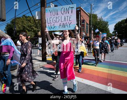 Atlanta, Géorgie, États-Unis. 8th octobre 2022. Des centaines d'individus transgenres, non binaires et différents hommes et leurs partisans défilent dans le centre-ville d'Atlanta lors d'une marche sur les droits transgenres dans le cadre du week-end fierté d'Atlanta. (Image de crédit : © Robin Rayne/ZUMA Press Wire) Banque D'Images