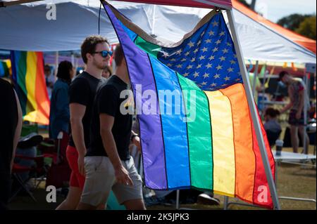 Atlanta, Géorgie, États-Unis. 8th octobre 2022. Des milliers de personnes de la communauté LGBTQ de la région et leurs supporters se rassemblent au Piedmont Park d'Atlanta pour le festival annuel Pride de de la ville. (Image de crédit : © Robin Rayne/ZUMA Press Wire) Banque D'Images