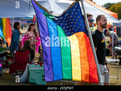 Atlanta, Géorgie, États-Unis. 8th octobre 2022. Des milliers de personnes de la communauté LGBTQ de la région et leurs supporters se rassemblent au Piedmont Park d'Atlanta pour le festival annuel Pride de de la ville. (Image de crédit : © Robin Rayne/ZUMA Press Wire) Banque D'Images