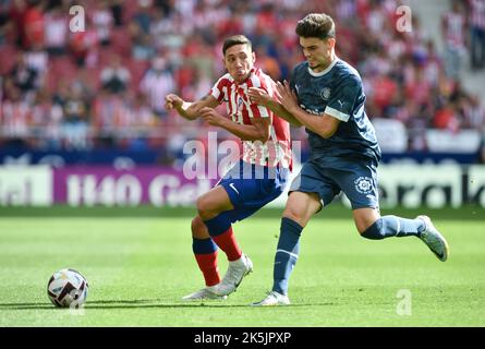 Madrid, Espagne. 8th octobre 2022. Nahuel Molina (L) de l'Atlético de Madrid vies avec Miguel Gutierrez de Gérone lors de leur match de football de la Liga à Madrid, Espagne, le 8 octobre 2022. Credit: Gustavo Valiente/Xinhua/Alamy Live News Banque D'Images