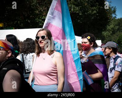 Atlanta, Géorgie, États-Unis. 8th octobre 2022. Des centaines d'individus transgenres, non binaires et différents hommes et leurs partisans défilent dans le centre-ville d'Atlanta lors d'une marche sur les droits transgenres dans le cadre du week-end fierté d'Atlanta. (Image de crédit : © Robin Rayne/ZUMA Press Wire) Banque D'Images