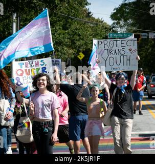 Atlanta, Géorgie, États-Unis. 8th octobre 2022. Des centaines d'individus transgenres, non binaires et différents hommes et leurs partisans défilent dans le centre-ville d'Atlanta lors d'une marche sur les droits transgenres dans le cadre du week-end fierté d'Atlanta. (Image de crédit : © Robin Rayne/ZUMA Press Wire) Banque D'Images