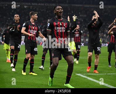 Milan, Italie. 8th octobre 2022. Rafael Leao d'AC Milan (avant) célèbre après un match de football de série A entre AC Milan et FC Juventus à Milan, Italie, 8 octobre 2022. Crédit: Alberto Lingria/Xinhua/Alay Live News Banque D'Images