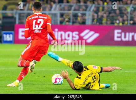 Dortmund, Rhénanie-du-Nord-Westphalie, Allemagne. 8th octobre 2022. EMRE CAN (23, à droite) de Borussia Dortmund tente de faire glisser JAMAL MUSIALA (42, à gauche) dans le Borussia Dortmund vs. FC Bayern Munich match dans le signal Iduna Park à Dortmund, Allemagne sur 8 octobre 2022. (Credit image: © Kai Dambach/ZUMA Press Wire) Credit: ZUMA Press, Inc./Alamy Live News Banque D'Images