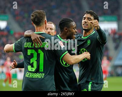 Augsbourg, Allemagne. 8th octobre 2022. Yannick Gerhardt (1st L) de Wolfsburg fête ses scores avec ses coéquipiers lors du match de football allemand de la première division Bundesliga entre le FC Augsburg et le VfL Wolfsburg à Augsburg, en Allemagne, le 8 octobre 2022. Credit: Philippe Ruiz/Xinhua/Alay Live News Banque D'Images