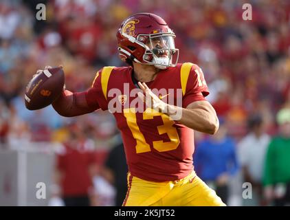 08 octobre 2022 le quarterback des chevaux de Troie USC Caleb Williams #13 lance un passage lors du match de football NCAA entre les Cougars de l'État de Washington et les chevaux de Troie USC au Colisée de Los Angeles, en Californie. Crédit photo obligatoire : Charles Baus/CSM Banque D'Images