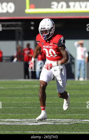 Cincinnati, Ohio, États-Unis. 8th octobre 2022. Cincinnati Bearcats WR Jadon Thompson lors d'un match de football NCAA entre les Cincinnati Bearcats et les Indiana Hoosiers au stade Nippert à Cincinnati, Ohio. Kevin Schultz/CSM/Alamy Live News Banque D'Images