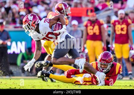 Los Angeles, Californie. 8th octobre 2022. Orion Peters #20, receveur des Cougars de l'État de Washington, en action dans le premier trimestre pendant le match de football de la NCAA entre les Trojans de l'USC et les Cougars de l'État de lavage au Colisée de Los Angeles, Californie.obligatoire crédit photo: Louis Lopez/Cal Sport Media/Alay Live News Banque D'Images