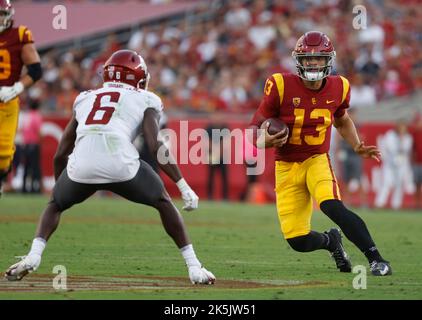 08 octobre 2022 USC Trojans Quarterback Caleb Williams #13 porte le ballon pendant le match de football NCAA entre les Cougars de l'État de Washington et les Trojans de l'USC au Los Angeles Coliseum à Los Angeles, Californie. Crédit photo obligatoire : Charles Baus/CSM Banque D'Images