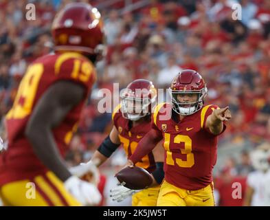 08 octobre 2022 USC Trojans Quarterback Caleb Williams #13 dirige le trafic pendant le match de football de la NCAA entre les Cougars de l'État de Washington et les chevaux de Troie de l'USC au Los Angeles Coliseum à Los Angeles, Californie. Crédit photo obligatoire : Charles Baus/CSM Banque D'Images