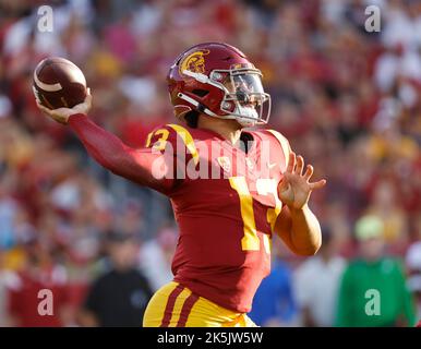 08 octobre 2022 le quarterback des chevaux de Troie USC Caleb Williams #13 lance un passage lors du match de football NCAA entre les Cougars de l'État de Washington et les chevaux de Troie USC au Colisée de Los Angeles, en Californie. Crédit photo obligatoire : Charles Baus/CSM Banque D'Images