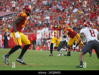 08 octobre 2022 USC Trojans Quarterback Caleb Williams #13 dirige le trafic pendant le match de football de la NCAA entre les Cougars de l'État de Washington et les chevaux de Troie de l'USC au Los Angeles Coliseum à Los Angeles, Californie. Crédit photo obligatoire : Charles Baus/CSM Banque D'Images