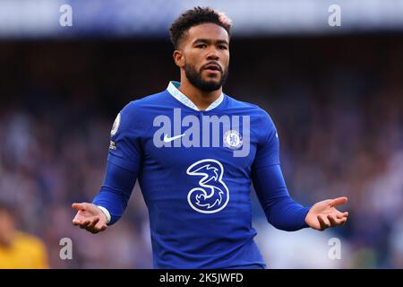 8th octobre 2022 ; Stamford Bridge, Chelsea, Londres, Angleterre : Premier League football, Chelsea contre Wolves: Reece James de Chelsea Banque D'Images