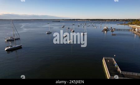 Vue aérienne de la marina et du front de mer à Perth Amboy, NJ en début de matinée Banque D'Images