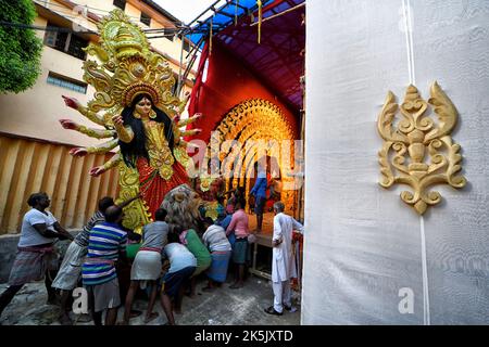 Kolkata, Inde. 06th octobre 2022. Les dévotés hindous portent une statue en argile de la déesse Durga de puja pandal (lieu de culte) à Ganges pour immersion pendant le festival. Vijaya Dashami est le dernier jour du festival de Durgapuja de 10 jours en Inde. Crédit : SOPA Images Limited/Alamy Live News Banque D'Images