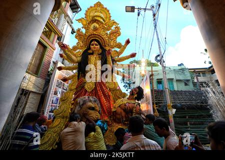 Kolkata, Inde. 06th octobre 2022. Les dévotés hindous portent une statue en argile de la déesse Durga de puja pandal (lieu de culte) à Ganges pour immersion pendant le festival. Vijaya Dashami est le dernier jour du festival de Durgapuja de 10 jours en Inde. Crédit : SOPA Images Limited/Alamy Live News Banque D'Images