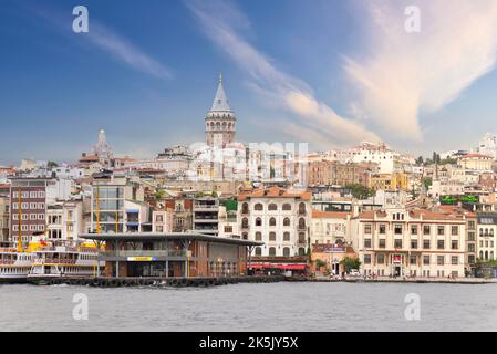 Istanbul, Turquie - 25 août 2022 : vue sur la ville depuis le détroit de Bosporeux surplombant la tour de Galata, le terminal de ferry de Karakoy et l'autorité portuaire régionale d'Istanbul Banque D'Images