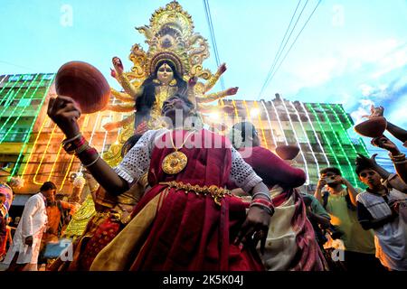 Kolkata, Inde. 6th octobre 2022. Un dévot exécute des rituels devant l'idole de la déesse Durga pendant le festival. Vijaya Dashami est le dernier jour du festival de Durgapuja de 10 jours en Inde. (Image de crédit : © Avishek Das/SOPA Images via ZUMA Press Wire) Banque D'Images