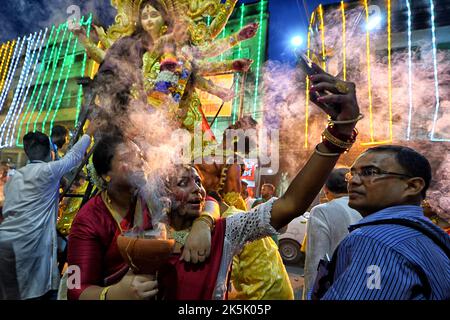 Kolkata, Inde. 6th octobre 2022. Les femmes portant des robes traditionnelles bengali prennent des selfies pendant le festival à Bagbazar. Vijaya Dashami est le dernier jour du festival de Durgapuja de 10 jours en Inde. (Image de crédit : © Avishek Das/SOPA Images via ZUMA Press Wire) Banque D'Images