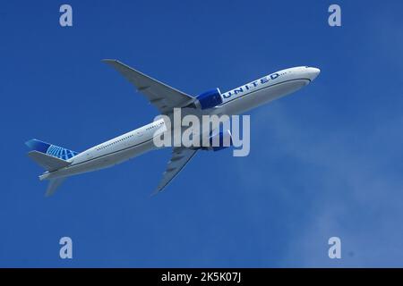 San Francisco, États-Unis. 08th octobre 2022. Un avion de United Airline survole le ciel de San Francisco. United Airline est l'une des plus grandes compagnies aériennes au monde. United Airline est une compagnie aérienne basée aux États-Unis et a beaucoup de routes vers différentes destinations dans le monde. Crédit : SOPA Images Limited/Alamy Live News Banque D'Images