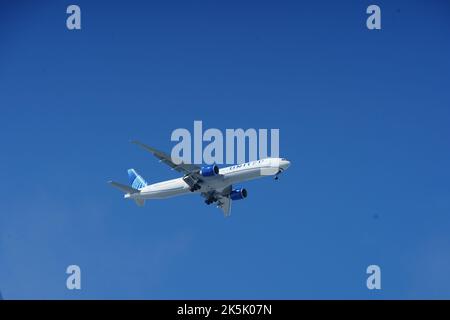 San Francisco, États-Unis. 08th octobre 2022. Un avion de United Airline survole le ciel de San Francisco. United Airline est l'une des plus grandes compagnies aériennes au monde. United Airline est une compagnie aérienne basée aux États-Unis et a beaucoup de routes vers différentes destinations dans le monde. Crédit : SOPA Images Limited/Alamy Live News Banque D'Images