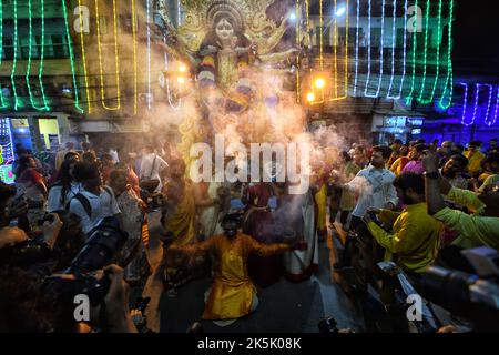 Kolkata, Inde. 6th octobre 2022. Les dévotés hindous effectuent des rituels pendant la procession d'immersion de Durga Puja à Bagbazar. Vijaya Dashami est le dernier jour du festival de Durgapuja de 10 jours en Inde. (Image de crédit : © Avishek Das/SOPA Images via ZUMA Press Wire) Banque D'Images