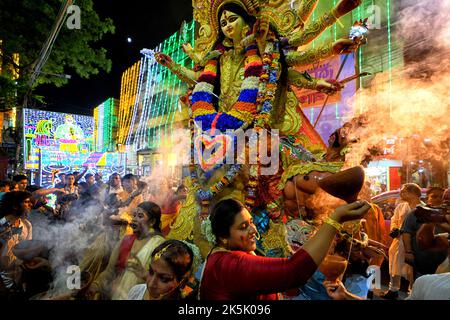 Kolkata, Inde. 6th octobre 2022. Les dévotés hindous portant des robes traditionnelles bengali effectuent des rituels lors de la procession d'immersion de Durga Puja à Bagbazar. Vijaya Dashami est le dernier jour du festival de Durgapuja de 10 jours en Inde. (Image de crédit : © Avishek Das/SOPA Images via ZUMA Press Wire) Banque D'Images