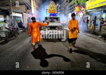 Kolkata, Inde. 6th octobre 2022. Le dévot a vu marcher avec des tasses d'encens pendant la procession d'immersion de Durga Puja. Vijaya Dashami est le dernier jour du festival de Durgapuja de 10 jours en Inde. (Image de crédit : © Avishek Das/SOPA Images via ZUMA Press Wire) Banque D'Images