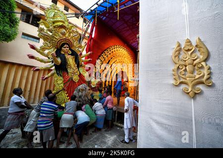 Kolkata, Inde. 6th octobre 2022. Les dévotés hindous portent une statue en argile de la déesse Durga de puja pandal (lieu de culte) à Ganges pour immersion pendant le festival. Vijaya Dashami est le dernier jour du festival de Durgapuja de 10 jours en Inde. (Image de crédit : © Avishek Das/SOPA Images via ZUMA Press Wire) Banque D'Images