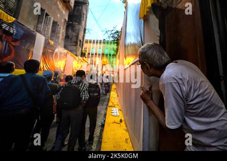 Kolkata, Inde. 6th octobre 2022. Un homme âgé regarde vers la procession d'immersion de la Puja de Durga depuis son balcon de maison pendant le festival. Vijaya Dashami est le dernier jour du festival de Durgapuja de 10 jours en Inde. (Image de crédit : © Avishek Das/SOPA Images via ZUMA Press Wire) Banque D'Images