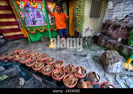 Kolkata, Inde. 6th octobre 2022. Dhunuchi (diffuseur d'encens) vu placé pour commencer Dhunuchi nach (danse traditionnelle) au temple pendant le festival. Vijaya Dashami est le dernier jour du festival de Durgapuja de 10 jours en Inde. (Image de crédit : © Avishek Das/SOPA Images via ZUMA Press Wire) Banque D'Images