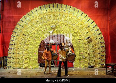 Kolkata, Inde. 6th octobre 2022. Dhaki's (batteurs traditionnels) se produit à Pandal (lieu de culte temporaire) pendant le festival. Vijaya Dashami est le dernier jour du festival de Durgapuja de 10 jours en Inde. (Image de crédit : © Avishek Das/SOPA Images via ZUMA Press Wire) Banque D'Images