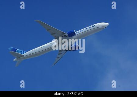 San Francisco, États-Unis. 08th octobre 2022. Un avion de United Airline survole le ciel de San Francisco. United Airline est l'une des plus grandes compagnies aériennes au monde. United Airline est une compagnie aérienne basée aux États-Unis et a beaucoup de routes vers différentes destinations dans le monde. (Photo de Michael Ho Wai Lee/SOPA Images/Sipa USA) crédit: SIPA USA/Alay Live News Banque D'Images