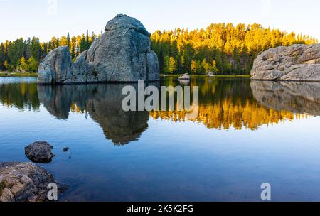 Lever du soleil sur Sylvan Lake, parc national Custer, Dakota du Sud, États-Unis Banque D'Images