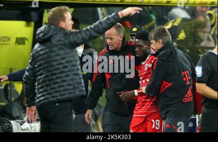 Alphonso Davies du Bayern Muenchen muss verletzt den Platz verlassen Borussia Dortmund - FC Bayern Muenchen football Bundesliga Fussball 1. Bundesliga saison 2022/ 2023 8.10.2022 © diebilderwelt / Alamy stock Banque D'Images