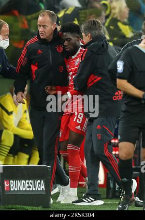 Alphonso Davies du Bayern Muenchen muss verletzt den Platz verlassen Borussia Dortmund - FC Bayern Muenchen football Bundesliga Fussball 1. Bundesliga saison 2022/ 2023 8.10.2022 © diebilderwelt / Alamy stock Banque D'Images