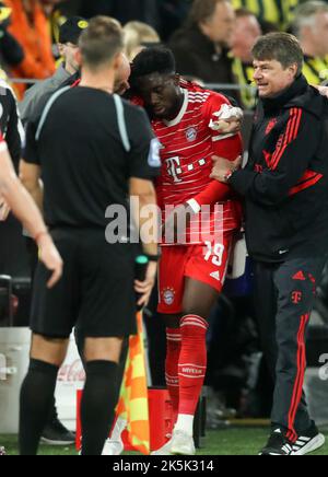 Alphonso Davies du Bayern Muenchen muss verletzt den Platz verlassen Borussia Dortmund - FC Bayern Muenchen football Bundesliga Fussball 1. Bundesliga saison 2022/ 2023 8.10.2022 © diebilderwelt / Alamy stock Banque D'Images