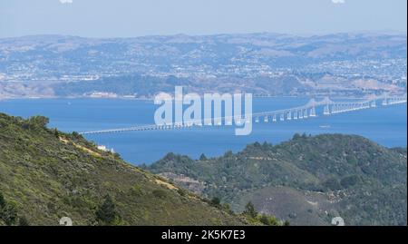 Vue sur la baie de San Francisco depuis le mont Tamalpais avec le brouillard de suspension bas. Banque D'Images