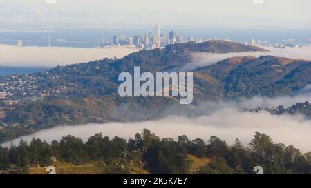 Vue aérienne des sommets de montagne couverts de brouillard. Banque D'Images