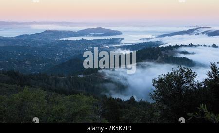 Vue aérienne des sommets de montagne couverts de brouillard. Banque D'Images