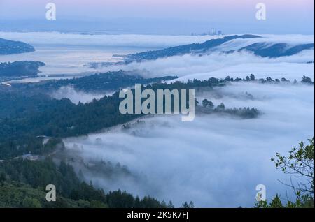 Vue aérienne des sommets de montagne couverts de brouillard. Banque D'Images