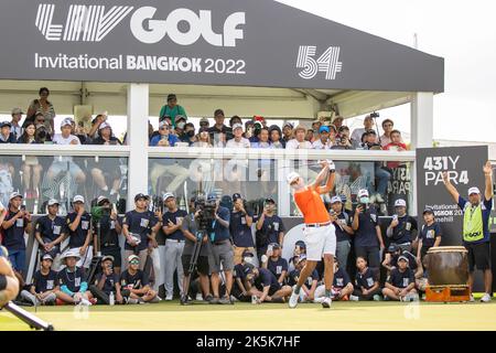 BANGKOK, THAÏLANDE - OCTOBRE 9 : Eugenio Lopez-Chacarra d'Espagne au trou 1 au cours de la troisième et dernière partie du golf de LIV SUR INVITATION BANGKOK au parcours de golf de Stonehill sur 9 octobre 2022 à Bangkok, THAÏLANDE (photo de Peter van der Klooster/Alay Live News) Banque D'Images