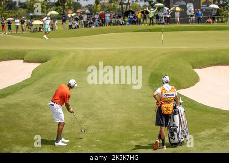 BANGKOK, THAÏLANDE - OCTOBRE 9: Eugenio Lopez-Chacarra d'Espagne mettant du vert sur le trou 9 au cours de la troisième et dernière ronde au golf LIV INVITATIONAL BANGKOK au terrain de golf Stonehill sur 9 octobre 2022 à Bangkok, THAÏLANDE (photo par Peter van der Klooster/Alamy Live News) Banque D'Images