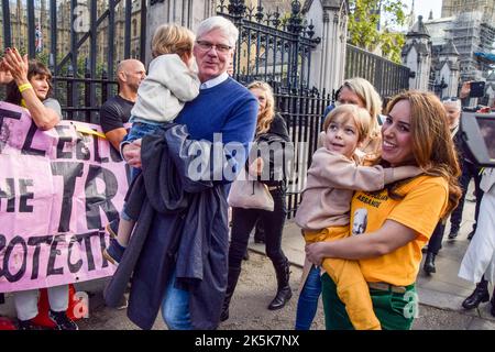 Londres, Royaume-Uni. 08th octobre 2022. Stella Assange et le rédacteur en chef de WikiLeaks Kristinn Hrafnsson portent les fils de Stella et de Julian lorsqu'ils se joignent à la protestation en dehors du Parlement. Des milliers de personnes ont formé une chaîne humaine autour des chambres du Parlement, qui s'étend sur le pont de Vauxhall et le pont de Westminster, exigeant que le gouvernement britannique libère le fondateur de WikiLeaks, Julian Assange. Crédit : SOPA Images Limited/Alamy Live News Banque D'Images