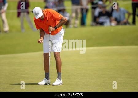 BANGKOK, THAÏLANDE - OCTOBRE 9 : Eugenio Lopez-Chacarra d'Espagne avec une pompe à poing pour économiser du pair sur le trou 9 pendant la troisième et dernière partie au golf LIV INVITATIONAL BANGKOK au terrain de golf Stonehill sur 9 octobre 2022 à Bangkok, THAÏLANDE (photo de Peter van der Klooster/Alay Live News) Banque D'Images